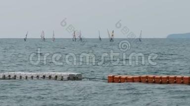 一群带帆的冲浪者在海上<strong>乘风破浪</strong>。 泰国芭堤雅